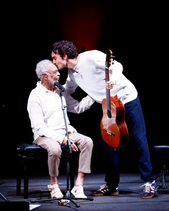 Gilberto Gil celebra lançamento do primeiro álbum do neto Bento Gil: “Orgulho”