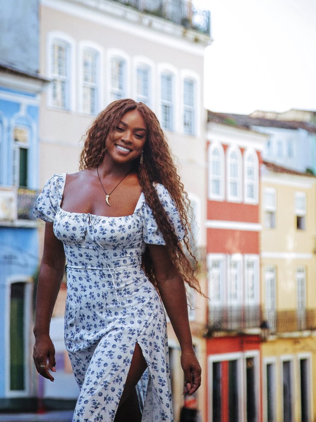 Cris Vianna posa em Salvador durante gravações de ‘Veraneio’: ‘Lugar que eu amo’