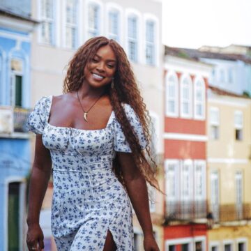Cris Vianna posa em Salvador durante gravações de ‘Veraneio’: ‘Lugar que eu amo’