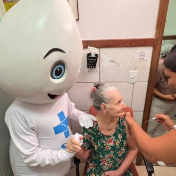 Salvador aplica 2,2 mil doses no Dia D de vacinação e reforça alerta contra gripe e Covid-19