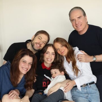 Fabiana Justus encerra quimioterapia e ganha festa surpresa ao lado da família