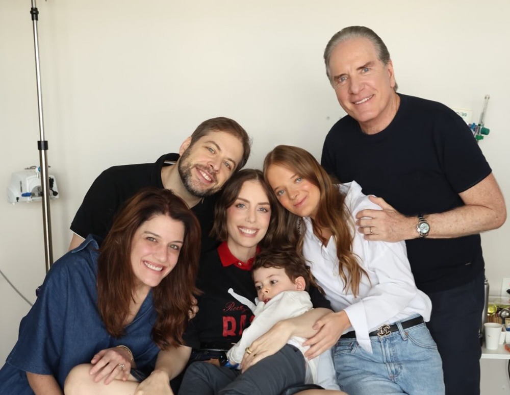 Fabiana Justus encerra quimioterapia e ganha festa surpresa ao lado da família