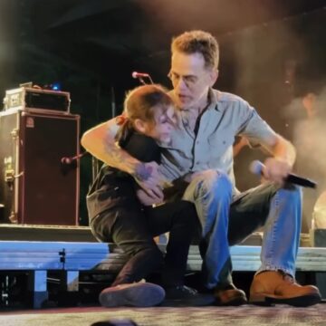 Nando Reis protagoniza momento fofo ao cantar e dançar no palco com fã mirim na Bahia