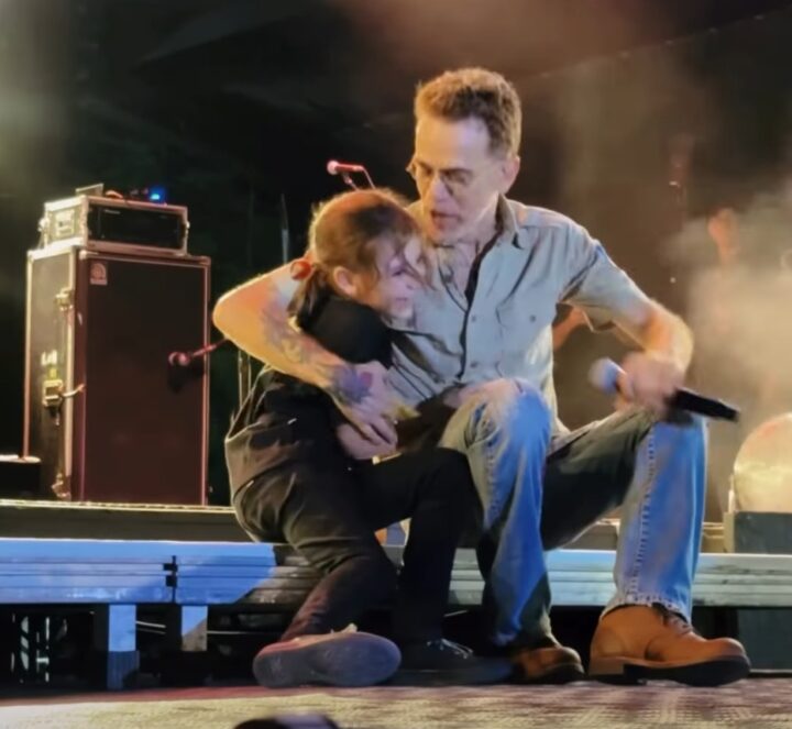 Nando Reis protagoniza momento fofo ao cantar e dançar no palco com fã mirim na Bahia