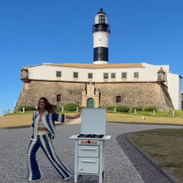 Influencer viraliza com vídeo fazendo acarajé com fogão em frente ao Farol da Barra