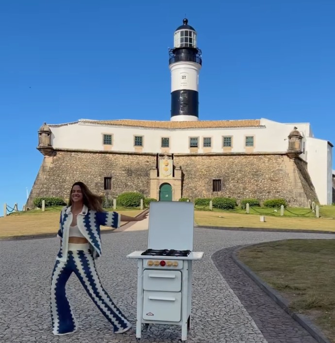 Influencer viraliza com vídeo fazendo acarajé com fogão em frente ao Farol da Barra