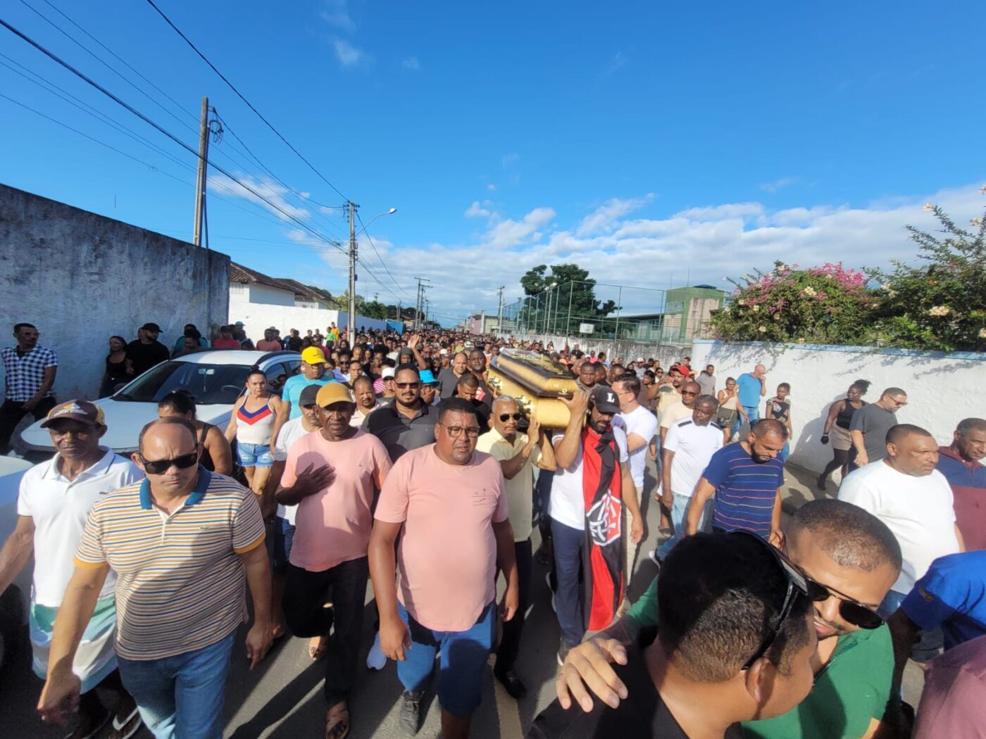 Enterro do cantor ‘Zau o Pássaro’ é acompanhado por multidão na Bahia