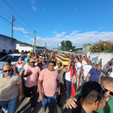 Enterro do cantor ‘Zau o Pássaro’ é acompanhado por multidão na Bahia