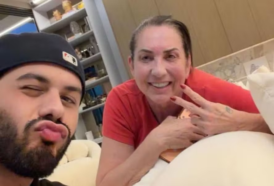 Zé Felipe posta foto com ex-sogra, mãe de Virginia Fonseca