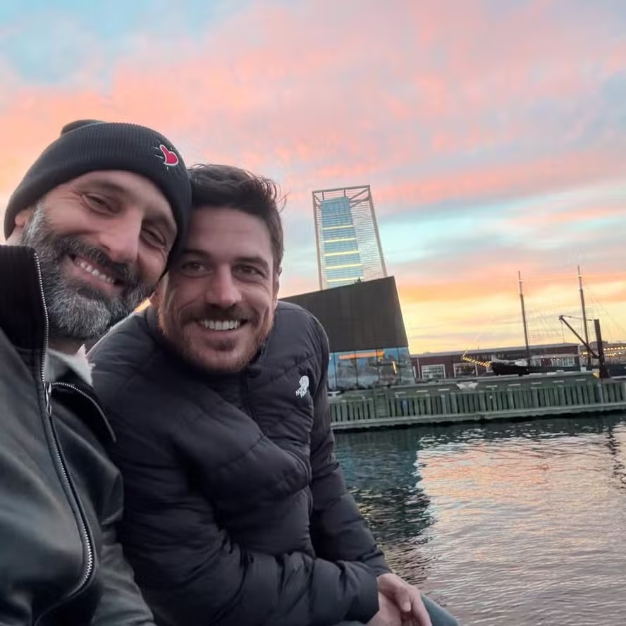 Marcos Pigossi posa com marido italiano durante viagem romântica