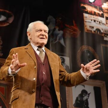 Othon Batos rompe tendão aos 92 anos e cancela apresentações de peça: ‘Mobilidade reduzida’