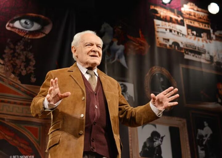 Othon Batos rompe tendão aos 92 anos e cancela apresentações de peça: ‘Mobilidade reduzida’