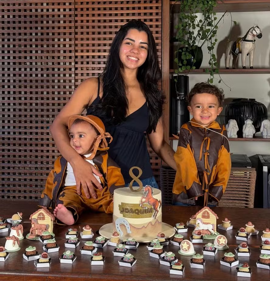 Mulher de João Gomes, Ary Mirelle mostra comemoração do mêsversário de caçula: ‘Vaqueirinho’