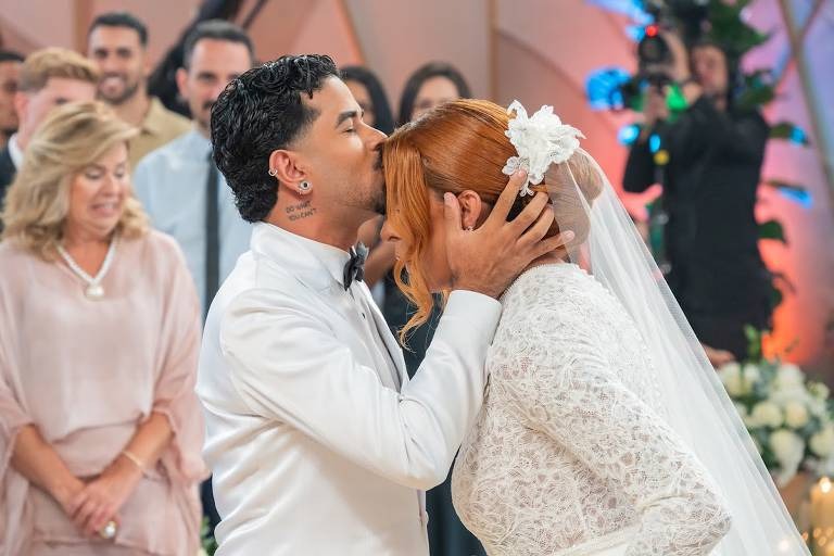 Mulher Pepita se casa com Kayque Nogueira em cerimônia produzida por programa de TV