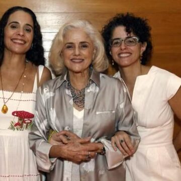 Marieta Severo faz rara aparição pública com as três filhas que teve com Chico Buarque