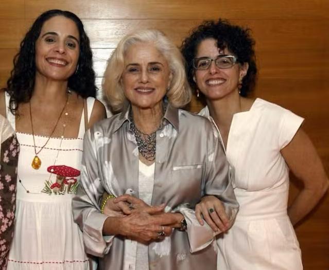 Marieta Severo faz rara aparição pública com as três filhas que teve com Chico Buarque