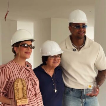 Após doações, Lore Improta e Léo Santana visitam Osid e são homenageados