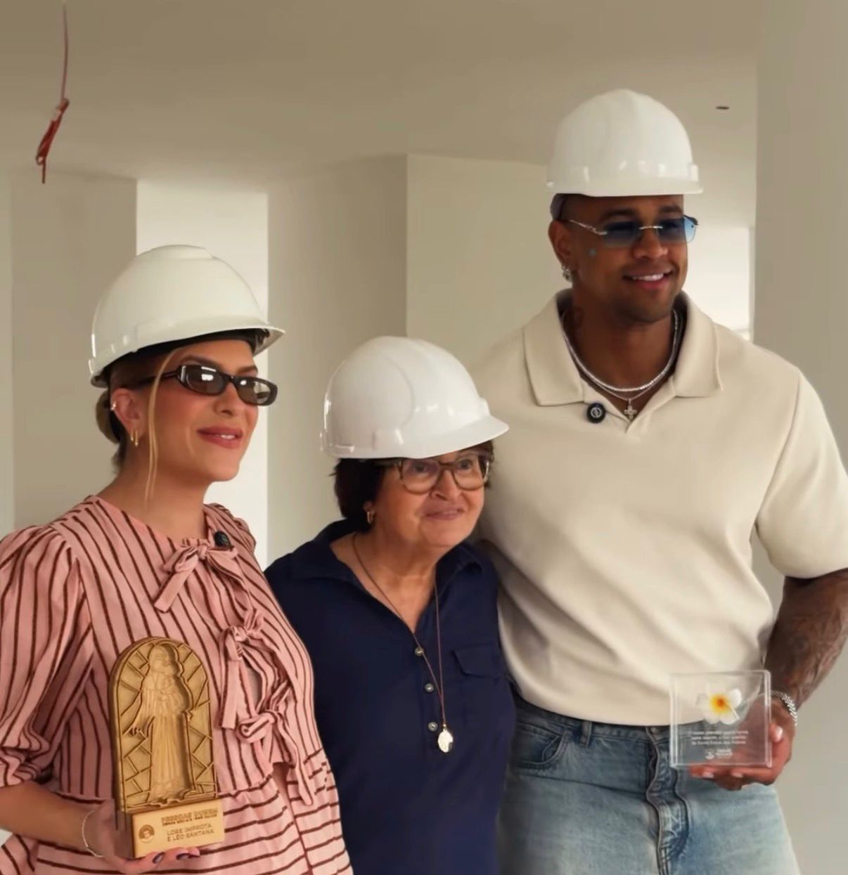 Após doações, Lore Improta e Léo Santana visitam Osid e são homenageados