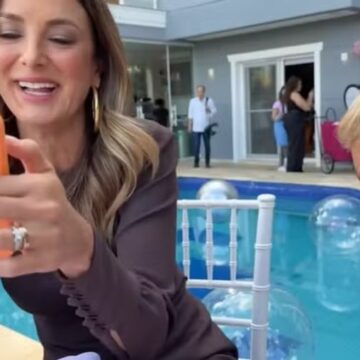 Ana Hickmann costura vestido rasgado de Ticiane Pinheiro durante festa