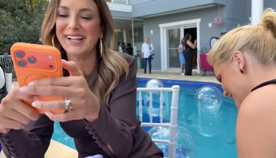 Ana Hickmann costura vestido rasgado de Ticiane Pinheiro durante festa