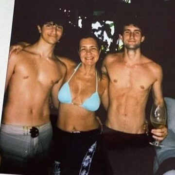 Gravando ‘Avenida Brasil 2’, Adriana Esteves surge em foto rara com os dois filhos