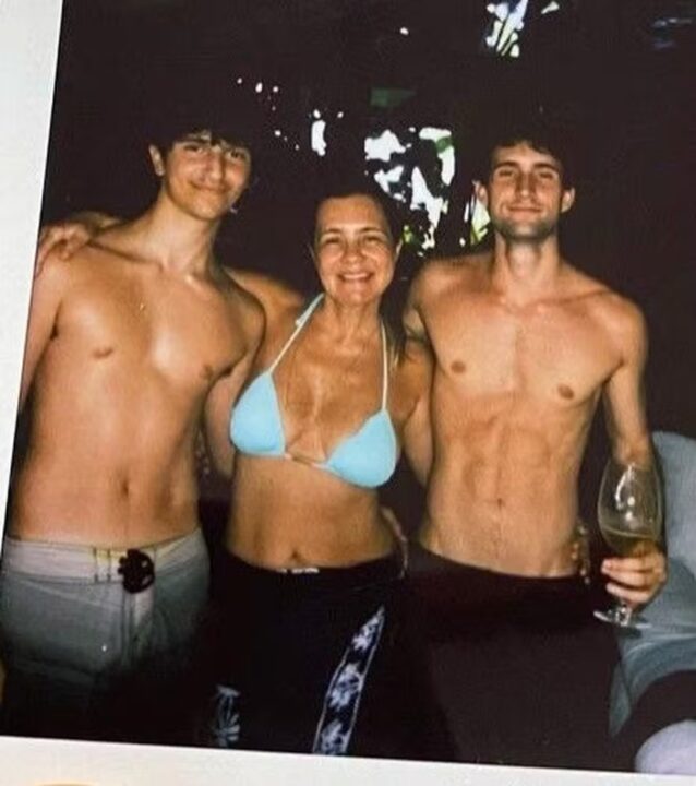Gravando ‘Avenida Brasil 2’, Adriana Esteves surge em foto rara com os dois filhos