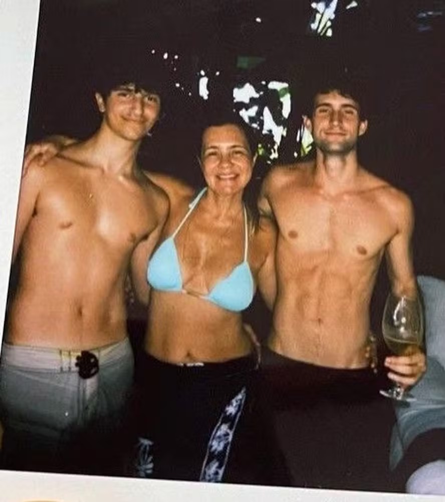 Gravando ‘Avenida Brasil 2’, Adriana Esteves surge em foto rara com os dois filhos