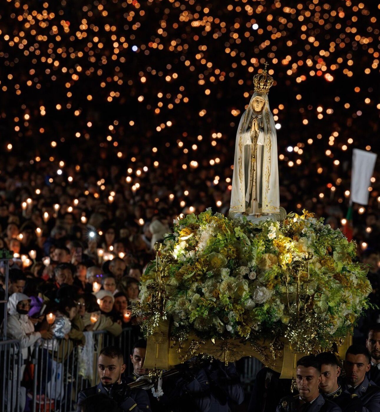 Milhares de fiéis participam de tradicional peregrinação no Santuário de Fátima, em Portugal; veja fotos