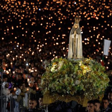 Milhares de fiéis participam de tradicional peregrinação no Santuário de Fátima, em Portugal; veja fotos