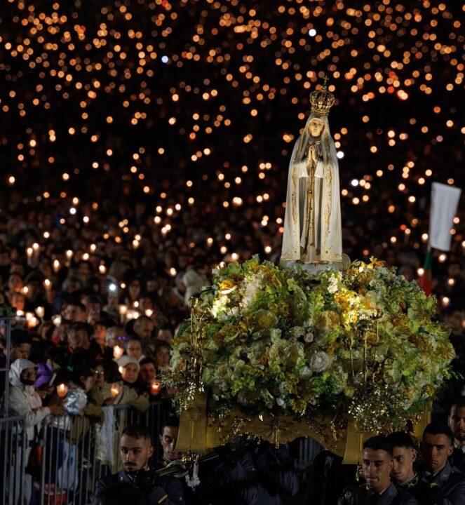 Milhares de fiéis participam de tradicional peregrinação no Santuário de Fátima, em Portugal; veja fotos