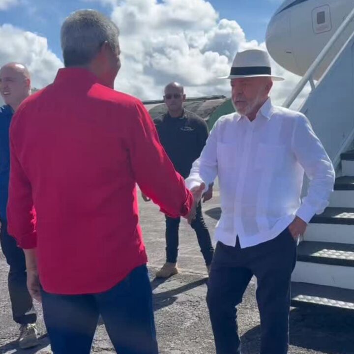 Presidente Lula desembarca em Salvador e cumpre agenda em Camaçari