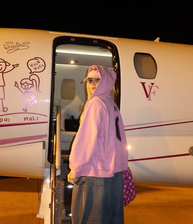 Virginia muda visual de jatinho, mas preserva adesivo de Zé Felipe