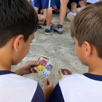Escolas proíbem troca de figurinhas do álbum da Copa do Mundo: medida divide opiniões