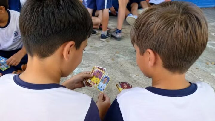 Escolas proíbem troca de figurinhas do álbum da Copa do Mundo: medida divide opiniões