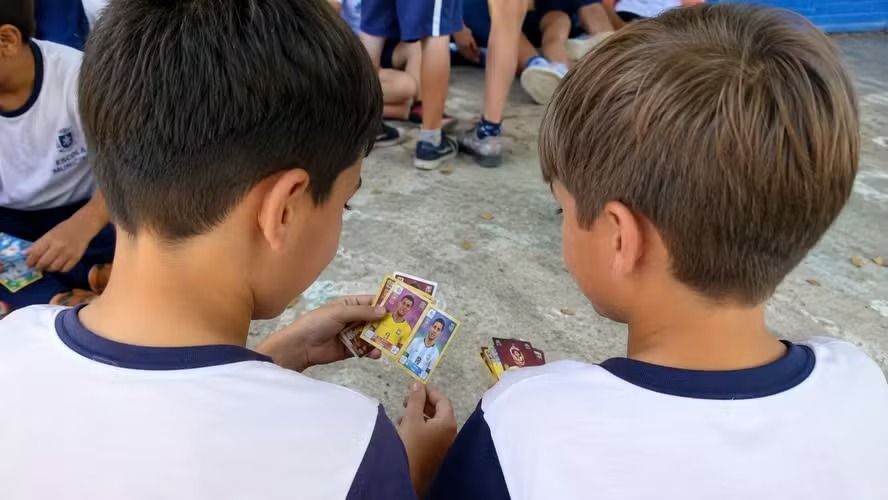 Escolas proíbem troca de figurinhas do álbum da Copa do Mundo: medida divide opiniões
