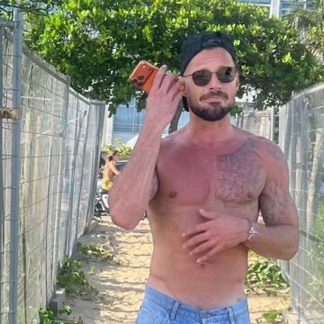 Ele está de volta! Ricky Martin desembarca no Brasil três meses após curtir o Carnaval no Rio