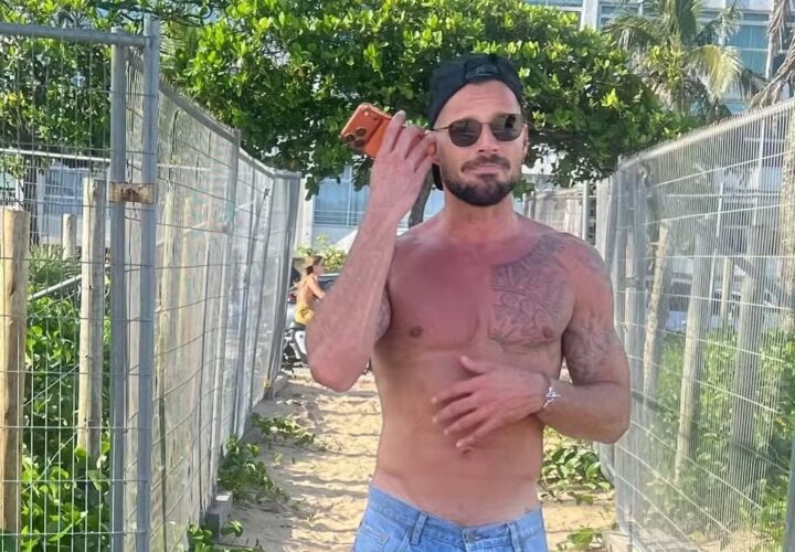 Ele está de volta! Ricky Martin desembarca no Brasil três meses após curtir o Carnaval no Rio