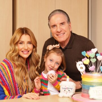 Vicky Justus celebra aniversário com parabéns em quatro idiomas em festa na escola