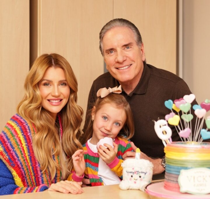 Vicky Justus celebra aniversário com parabéns em quatro idiomas em festa na escola