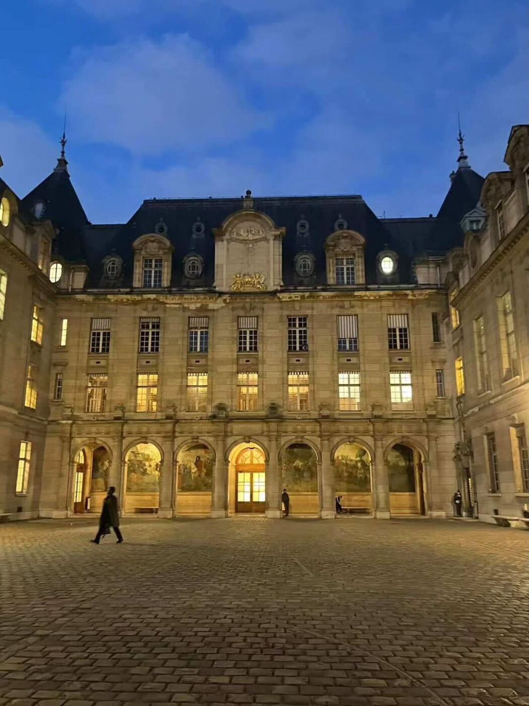 França anuncia aumento de taxas para estudantes universitários de fora da União Europeia