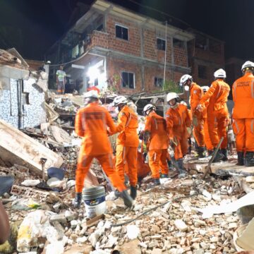 Prédio desaba e deixa um morto em Salvador