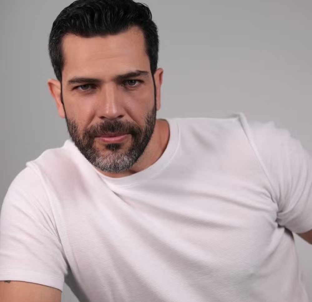 Galã de ‘Quem ama cuida’ fez revelação surpreendente: ‘Me iniciei com 2 mulheres e meu pai junto’