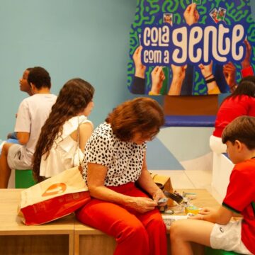 Troca de figurinhas do álbum da Copa reúne gerações e movimenta shoppings em Salvador