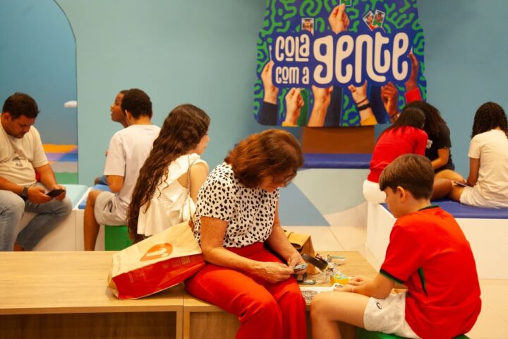 Troca de figurinhas do álbum da Copa reúne gerações e movimenta shoppings em Salvador