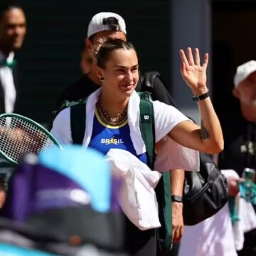 Melhor tenista do mundo, Sabalenka treina com uniforme do Brasil em Roland Garros