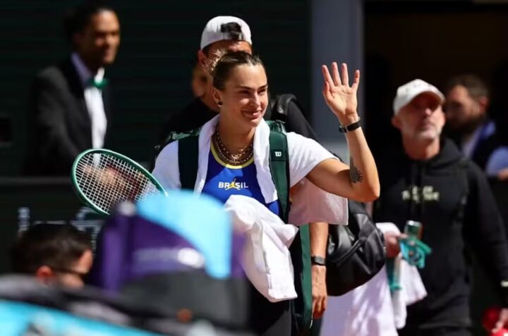 Melhor tenista do mundo, Sabalenka treina com uniforme do Brasil em Roland Garros