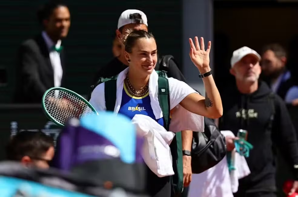 Melhor tenista do mundo, Sabalenka treina com uniforme do Brasil em Roland Garros