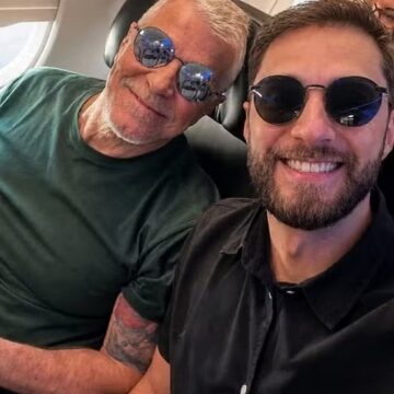 Miguel Falabella posa ao lado namorado em avião após fim de ‘Três Graças’
