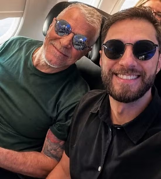 Miguel Falabella posa ao lado namorado em avião após fim de ‘Três Graças’