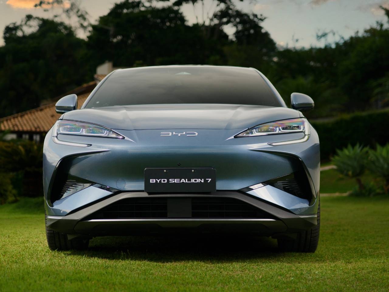 BYD lança Sealion 7 com conforto de Mercedes, velocidade de Porsche e preço de Volkswagen
